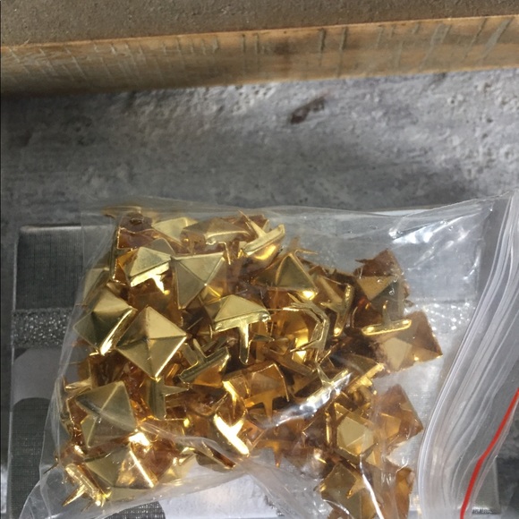 Pack of studs - Picture 3 of 6